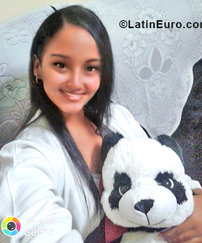 Date this lovely Cuba girl Maciel from Havana CU378
