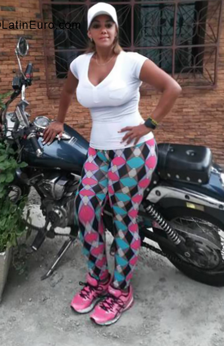 Date this gorgeous Venezuela girl Licet from Caracas VE1883
