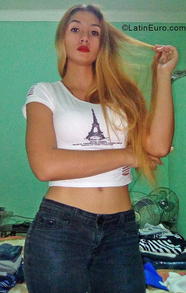 Date this happy Cuba girl Lianna from Havana CU416