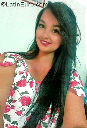 Date this attractive Colombia girl Veronica from Medellin CO24411