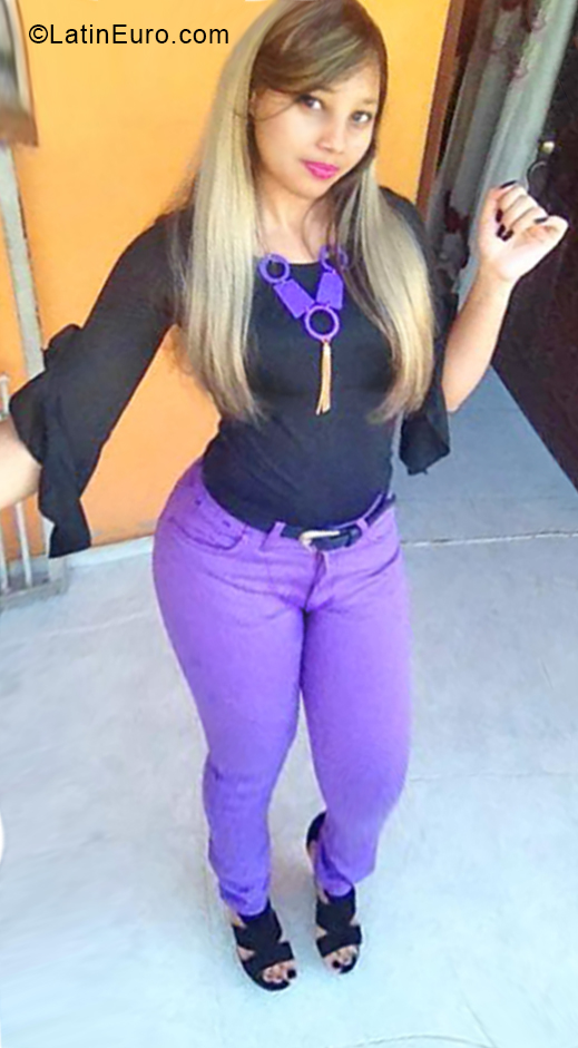 Date this voluptuous Dominican Republic girl Wendolin from Santiago DO33217
