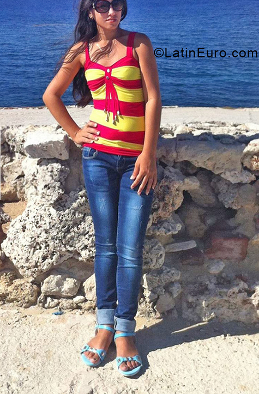 Date this cute Cuba girl Heidy from Havana CU671