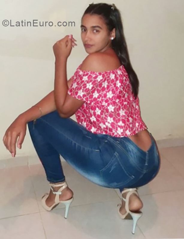 Date this good-looking Dominican Republic girl Ricermi from Santo Domingo DO33561