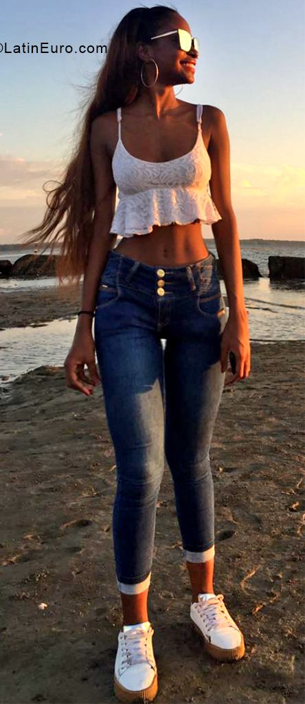 Date this good-looking Colombia girl Lina from Cali CO24660