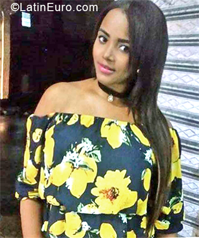 Date this foxy Dominican Republic girl Karo from Nagua DO33607