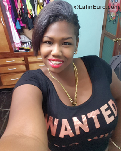 Date this young Cuba girl Maguie from Havana CU462