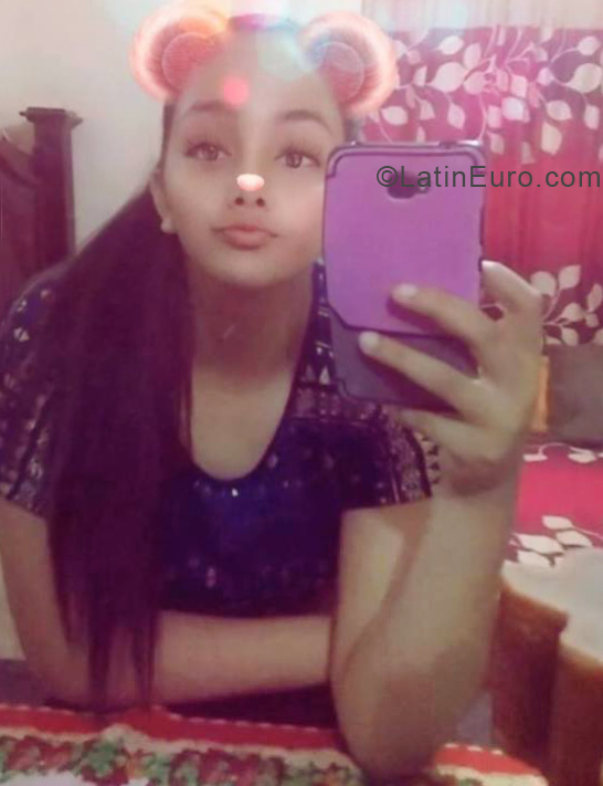 Date this foxy Dominican Republic girl Zoe from San Juan DO33947