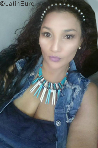 Date this young Colombia girl Sandra from Cali CO24860