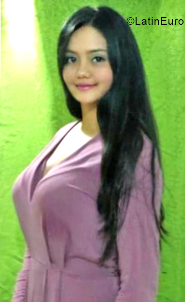 Date this nice looking Colombia girl Nicolle from Bucaramanga CO24866