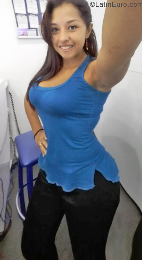 Date this georgeous Venezuela girl Isabella from Caracas VE2135