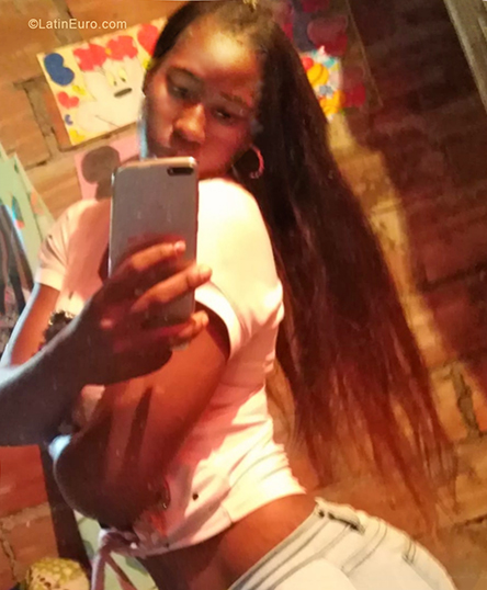 Date this nice looking Colombia girl Angie from Buenaventura CO24905