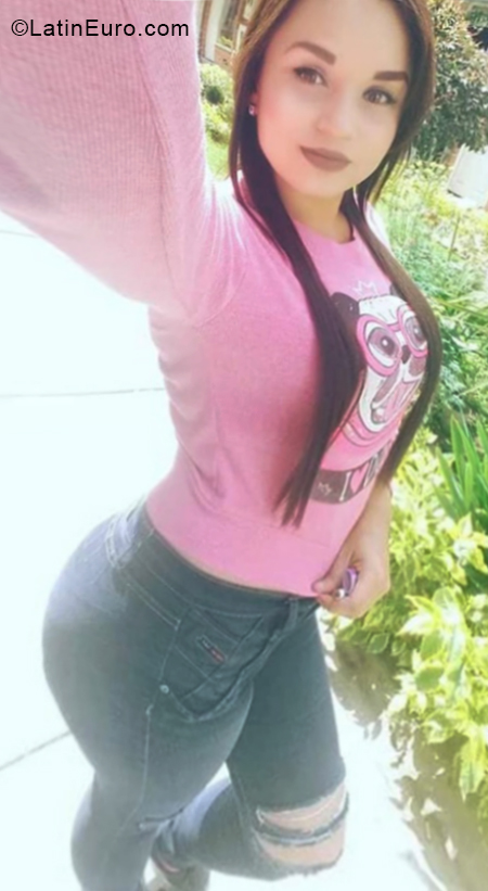 Date this hot Colombia girl Yoselyn from Bogota CO24918