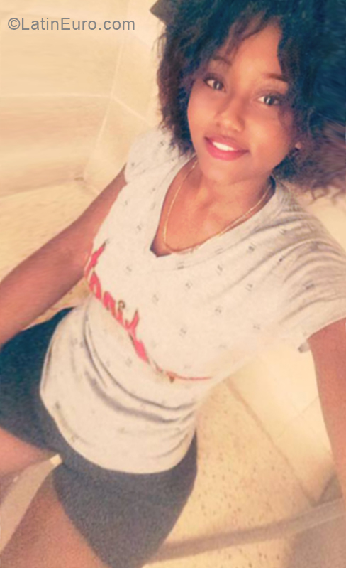 Date this stunning Dominican Republic girl Daniela from Santo Domingo DO34038