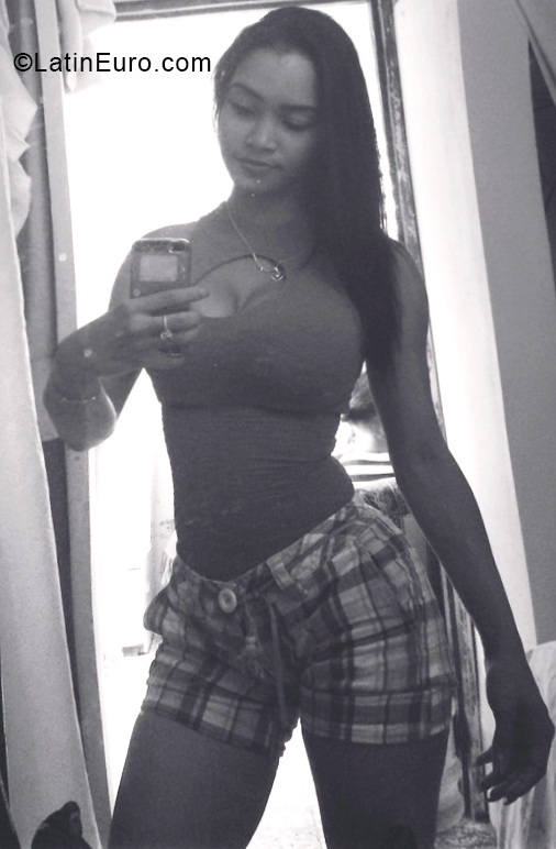 Date this beautiful Dominican Republic girl Flor from Santo Domingo DO34230