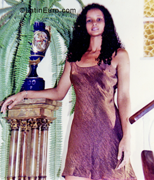Date this tall Cuba girl Mary from Havana CU481