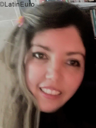 Date this attractive Venezuela girl Iris from Caracas VE2211