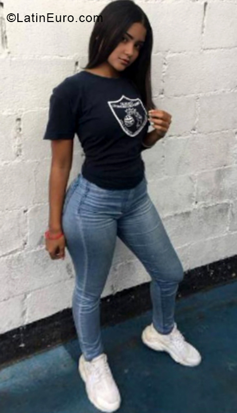 Date this hot Venezuela girl Lucia from Miranda VE2228