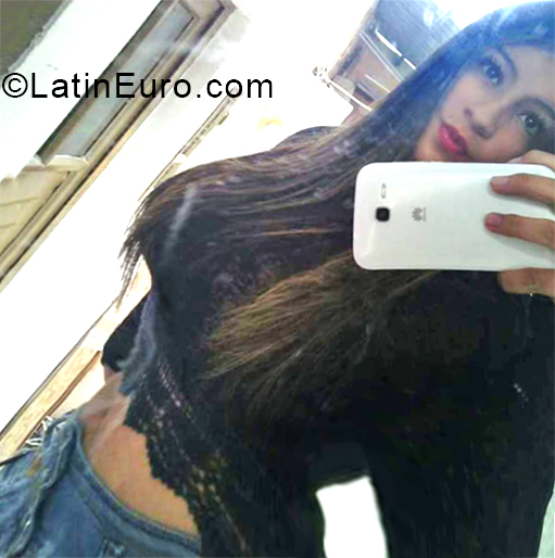 Date this voluptuous Colombia girl Yayis from Bogota CO25125