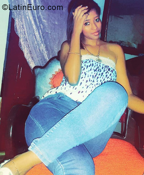 Date this sultry Dominican Republic girl Relyin from Santiago DO34344