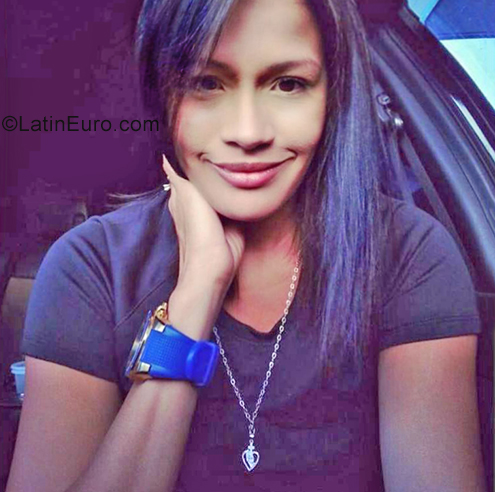 Date this happy Venezuela girl Syneloy from Caracas VE2272