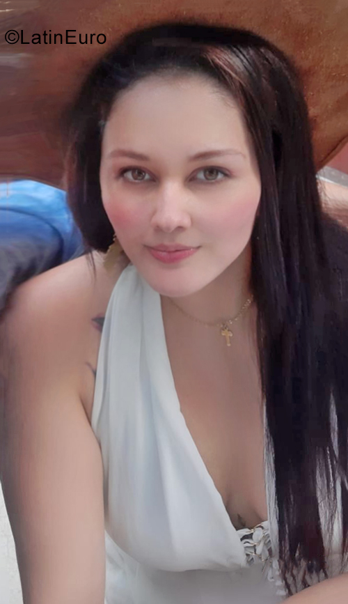 Date this tall Colombia girl Daniela from Neiva CO25196