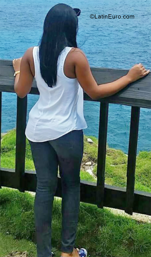 Date this stunning Dominican Republic girl Adelin from Santo Domingo DO34849