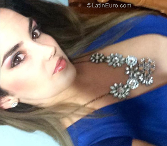 Date this voluptuous Cuba girl Leydia from Havana CU529