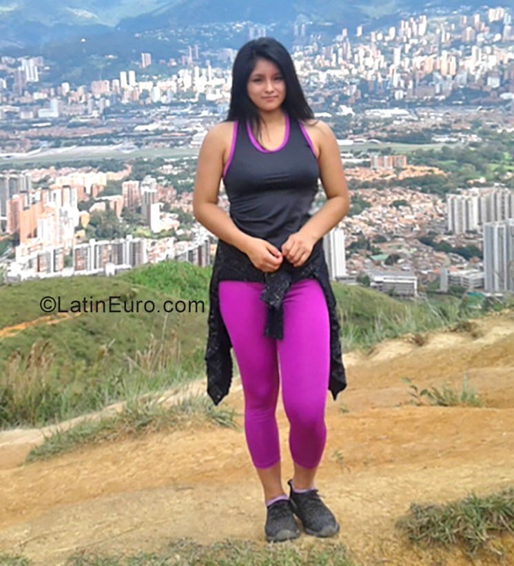 Date this sultry Colombia girl Maria Elena from Cali CO25479