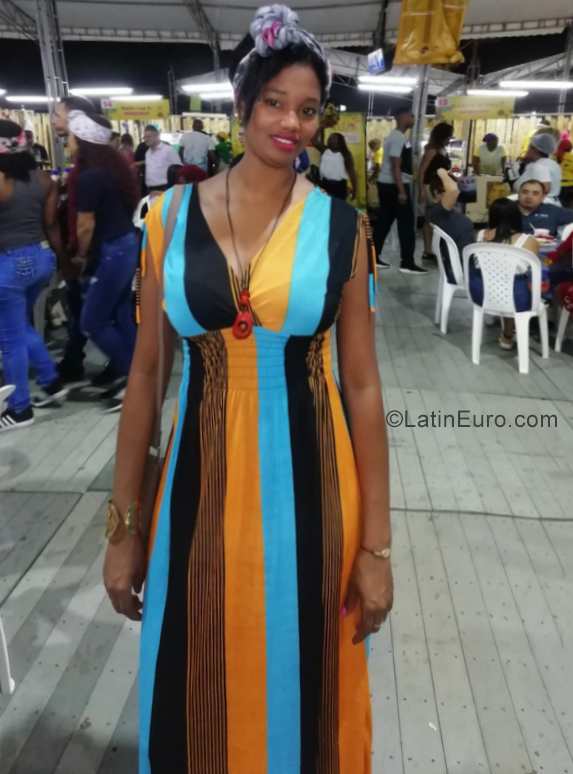 Date this good-looking Colombia girl Alys from Cali CO25497