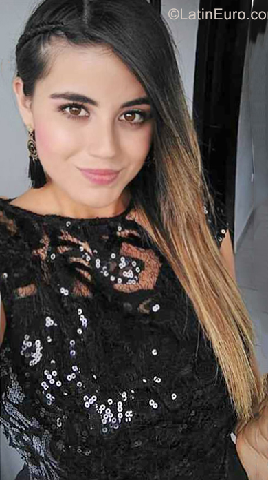 Date this voluptuous Colombia girl Laura from Medellín CO25498