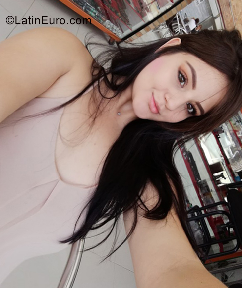 Date this hot Colombia girl Carolina from Medellín CO25516