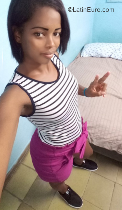 Date this attractive Cuba girl Leyanis from Havana CU536