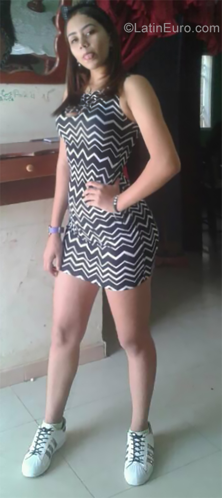 Date this sultry Venezuela girl Yueli from Caracas VE2452