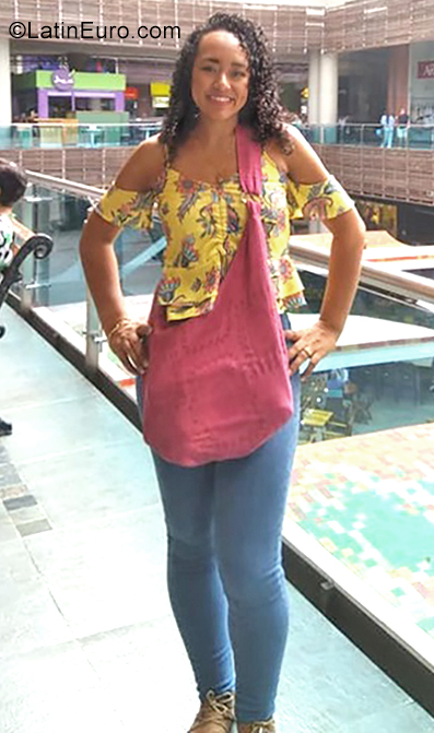 Date this georgeous Colombia girl Anita from Cali CO25524