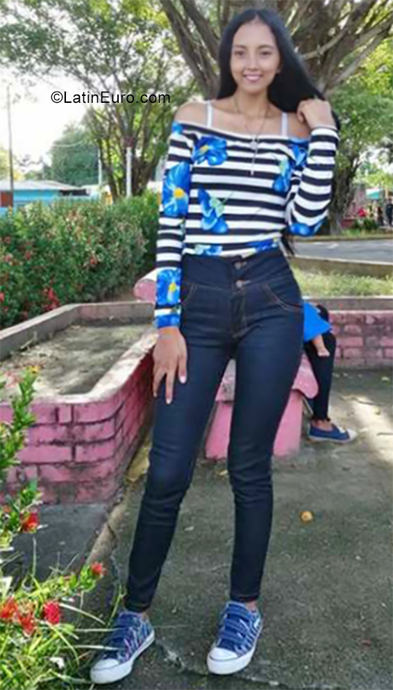 Date this foxy Venezuela girl Yanexis from Caracas VE2461