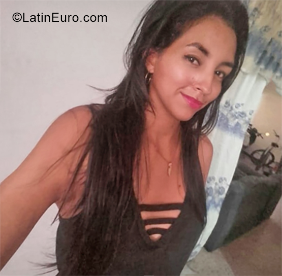 Date this lovely Colombia girl Andrea from Cali CO25674