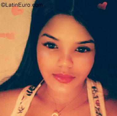 Date this stunning Dominican Republic girl Ambar from Santo Domingo DO35372