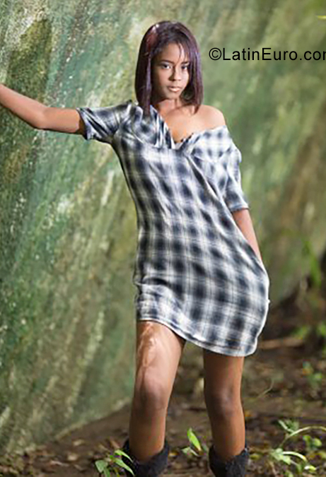 Date this hard body Dominican Republic girl Sofia from Santo Domingo DO35401