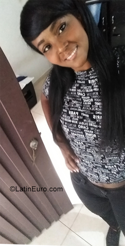 Date this happy Colombia girl Linda from Cali CO25748