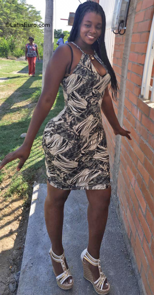 Date this foxy Colombia girl Johana from Cali CO25755