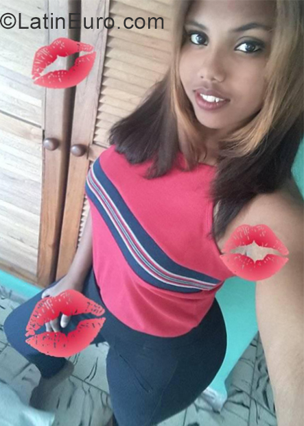 Date this charming Cuba girl Daniela from Havana CU552