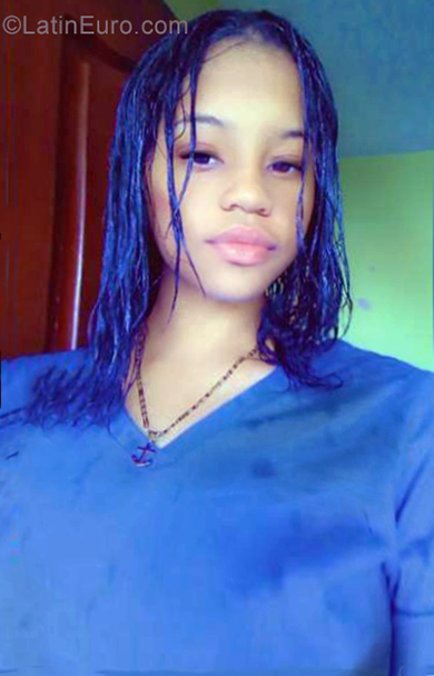 Date this sensual Dominican Republic girl Emily from Santo Domingo DO35515