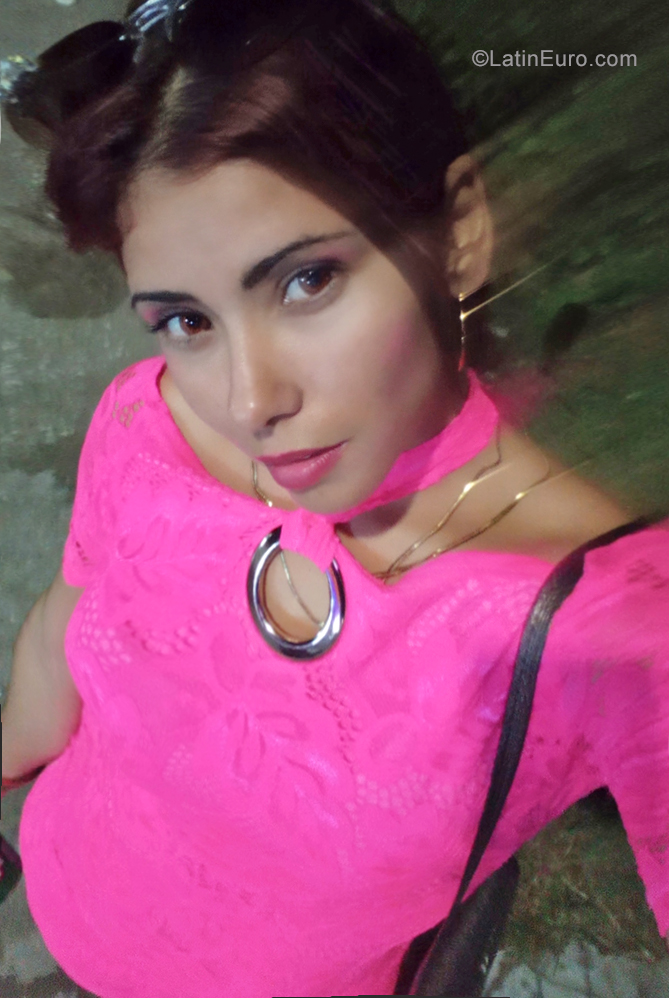 Date this foxy Cuba girl Jessica from Havana CU554