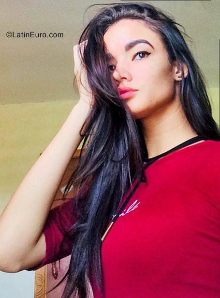 Date this charming Cuba girl Diane from Holguin CU558