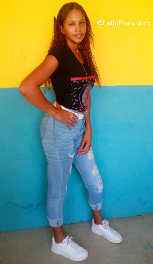 Date this nice looking Dominican Republic girl Yordana from Montecristi DO35705