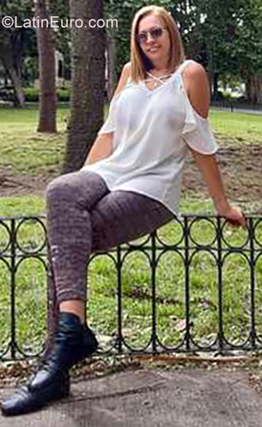 Date this attractive Argentina girl Janett from Buenos Aires AR222