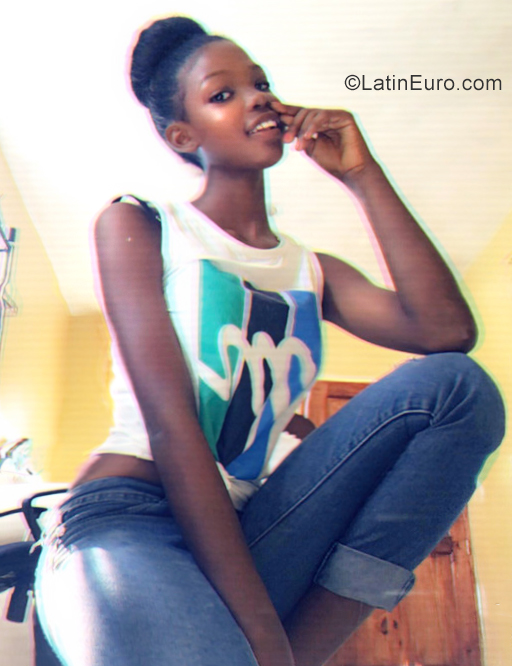 Date this foxy Dominican Republic girl Madelin from Santo Domingo DO35724