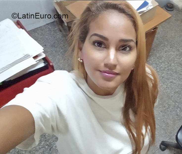 Date this tall Cuba girl Daylin from Havana CU573