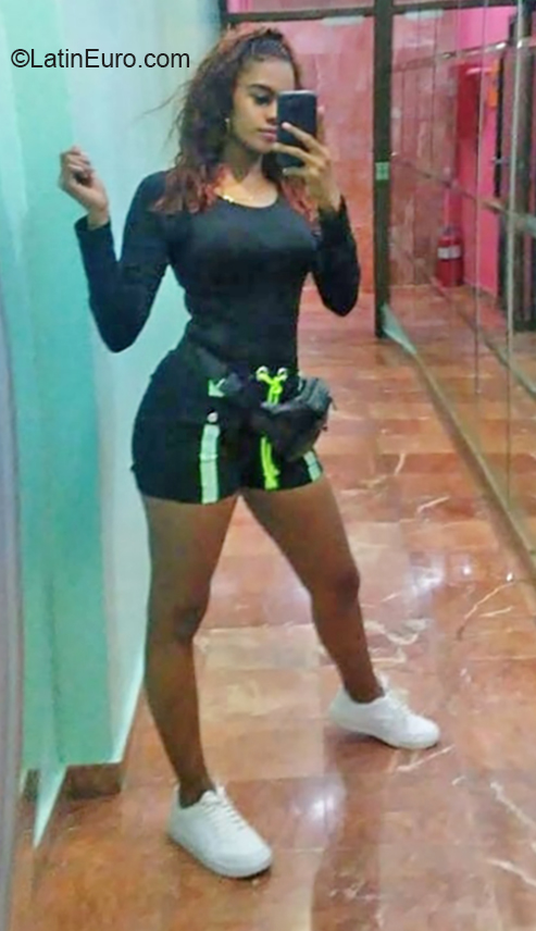 Date this lovely Dominican Republic girl Karina from Santo Domingo DO35831