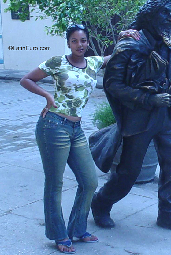 Date this foxy Cuba girl Yurisia from Havana CU575